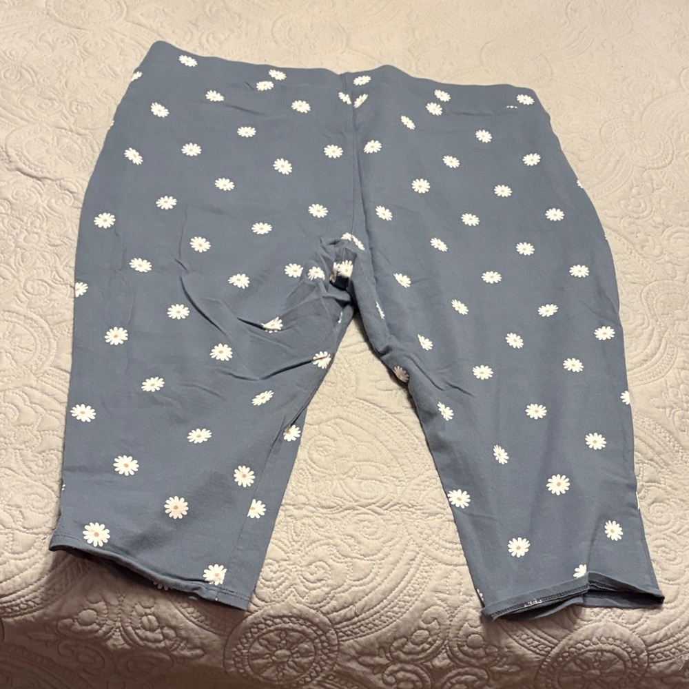 torrid Slate Blue Daisy Capris - Picture 5 of 5